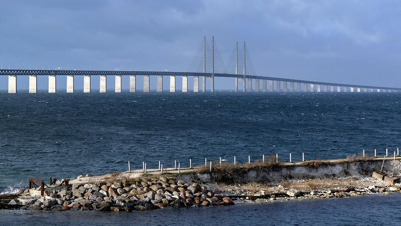 Juutinrauman silta Ruotsin puolelta kuvattuna.