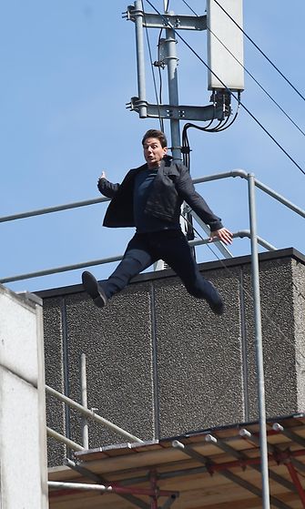 Tom Cruise Mission Impossible -elokuvan kuvauksissa. (2)