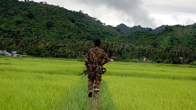 Myanmarilaisia sotilaita kävelemässä lähellä Chain Khar Li Rakhinen kylää.