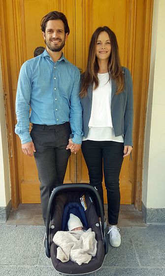 Prinssi Carl Philipin ja prinsessa Sofian toinen lapsi kuvattuna tänään Danderydin sairaalassa.
