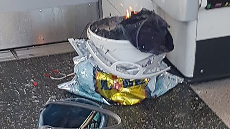Metrovaunussa ainakin osittain lauennut räjähde oli asetettu muovikassissa olleeseen valkoiseen sankoon. 