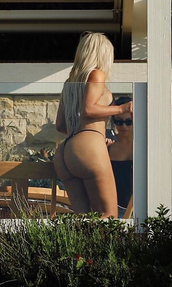 Kim Kardashian bikinit ystävä Stephanien kanssa Malibussa 20.9.2017 2