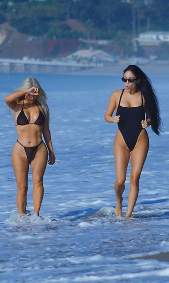 Kim Kardashian bikinit ystävä Stephanien kanssa Malibussa 20.9.2017 4
