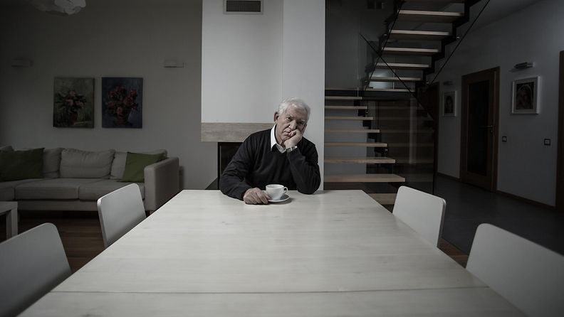vanha mies yksin yskinäisyys