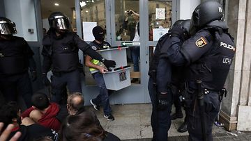 Poliisi takavarikoi äänestylaatikoita Barcelonassa