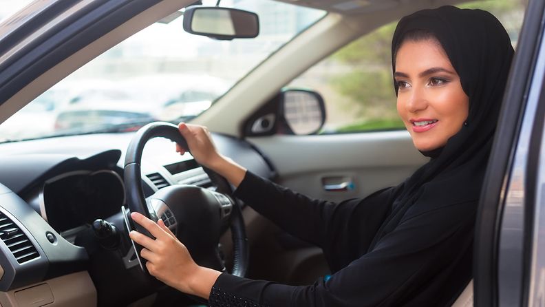 saudi arabia nainen auto