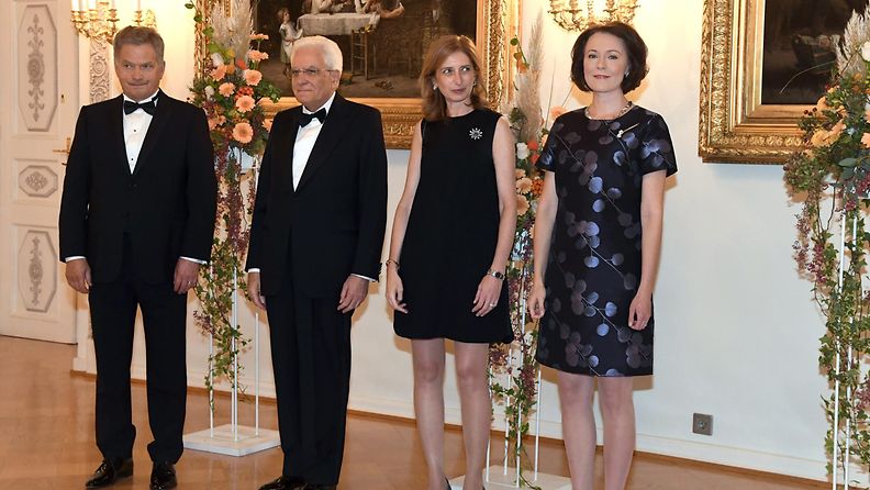 Sauli Niinistö, Italian presidentti Sergio Mattarella, hänen tyttärensä Laura Mattarella ja Jenni Haukio Presidentinlinnassa 27.9.2017