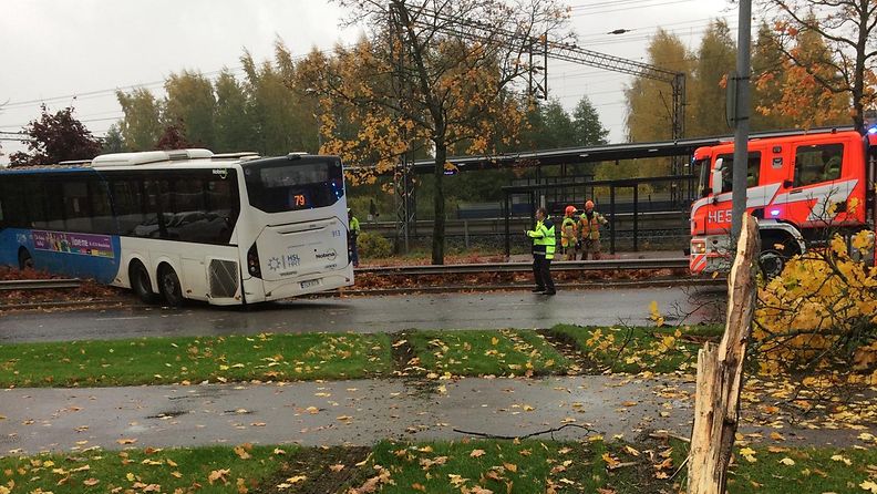 Bussionnettomuus Maatullinaukiolla Helsingissä 10.10.2017.