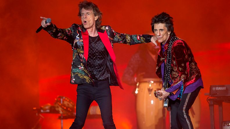 Mick Jagger ja Ronnie Wood lavalla Pariisissa 19.10.2017