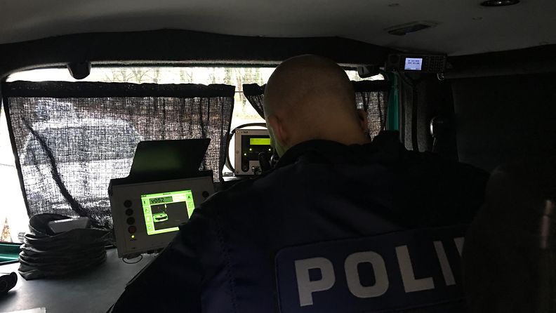 poliisiauton-sisällä-Raija-Kantomaa