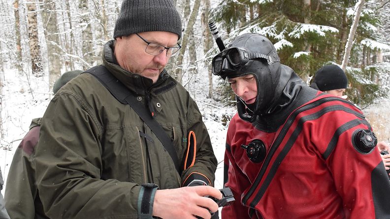 Erikoistutkija Jorma Piironen (vas) ja tutkimusmestari Markku Gavrilov tutkivat kosken pohjasta otettuja kuvia.