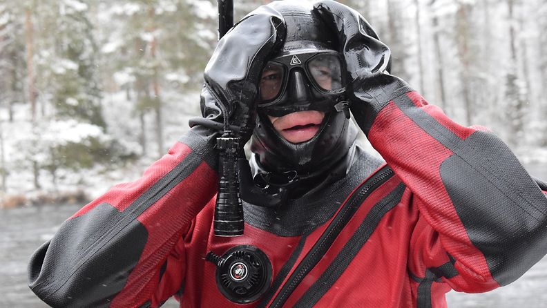 Markku Gavrilov löysi sukelluksilla lohen mätiä kutupesistä.