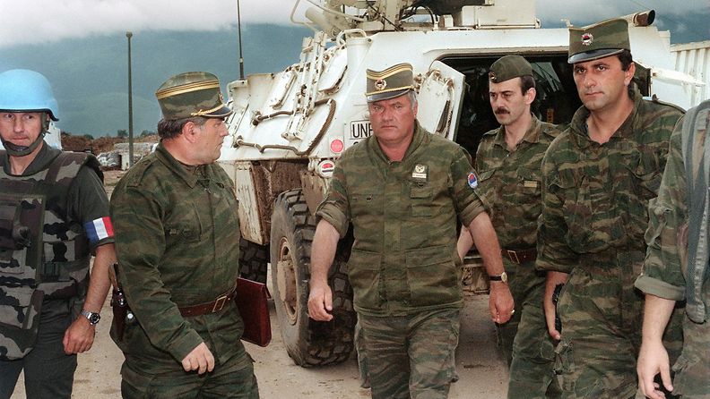 Mladic Sarajevon lentokentällä elokuussa 1993