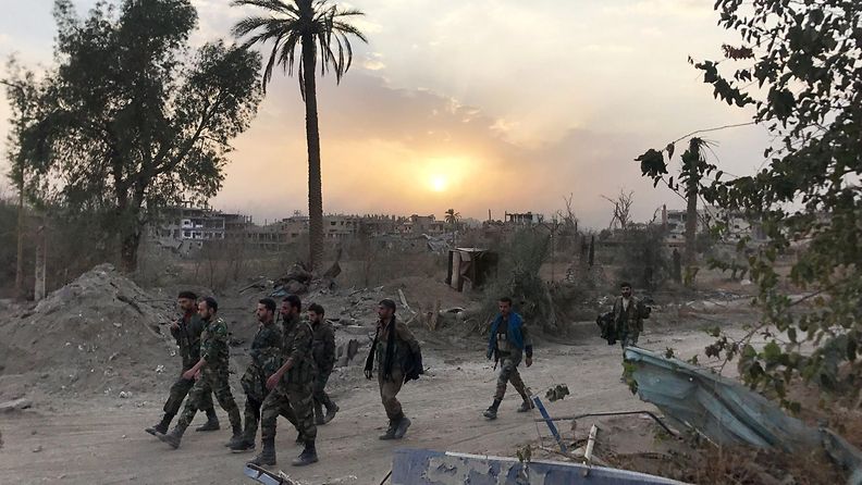 Syyrian hallituksen sotilaita Deir Ezzorin kaupungissa 5.11.2017 sen jälkeen, kun hallituksen joukot valtasivat kaupungin Isisiltä