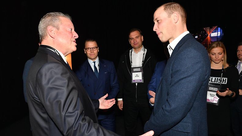 Al Gore, prinssi Daniel ja prinssi William Slushissa 30.11.2017 VR-lasit