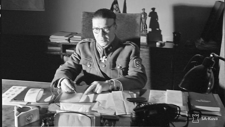 Kenraaliluutnantti Lauri Malmberg työhuoneessaan. Kotijoukkojen esikunta 1941.10.03. SA-kuva.