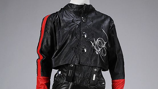 Huutokaupassa myyty Michael Jacksonin signeeraama takki.