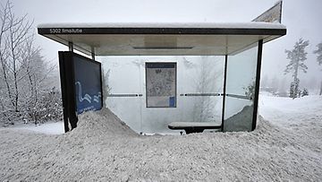 Aurauksen lieveilmiö: lumeen peittynyt bussikatos Helsinki-Vantaan lentokentällä.