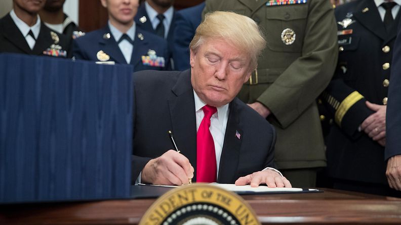 Trump allekirjoittaa EPA