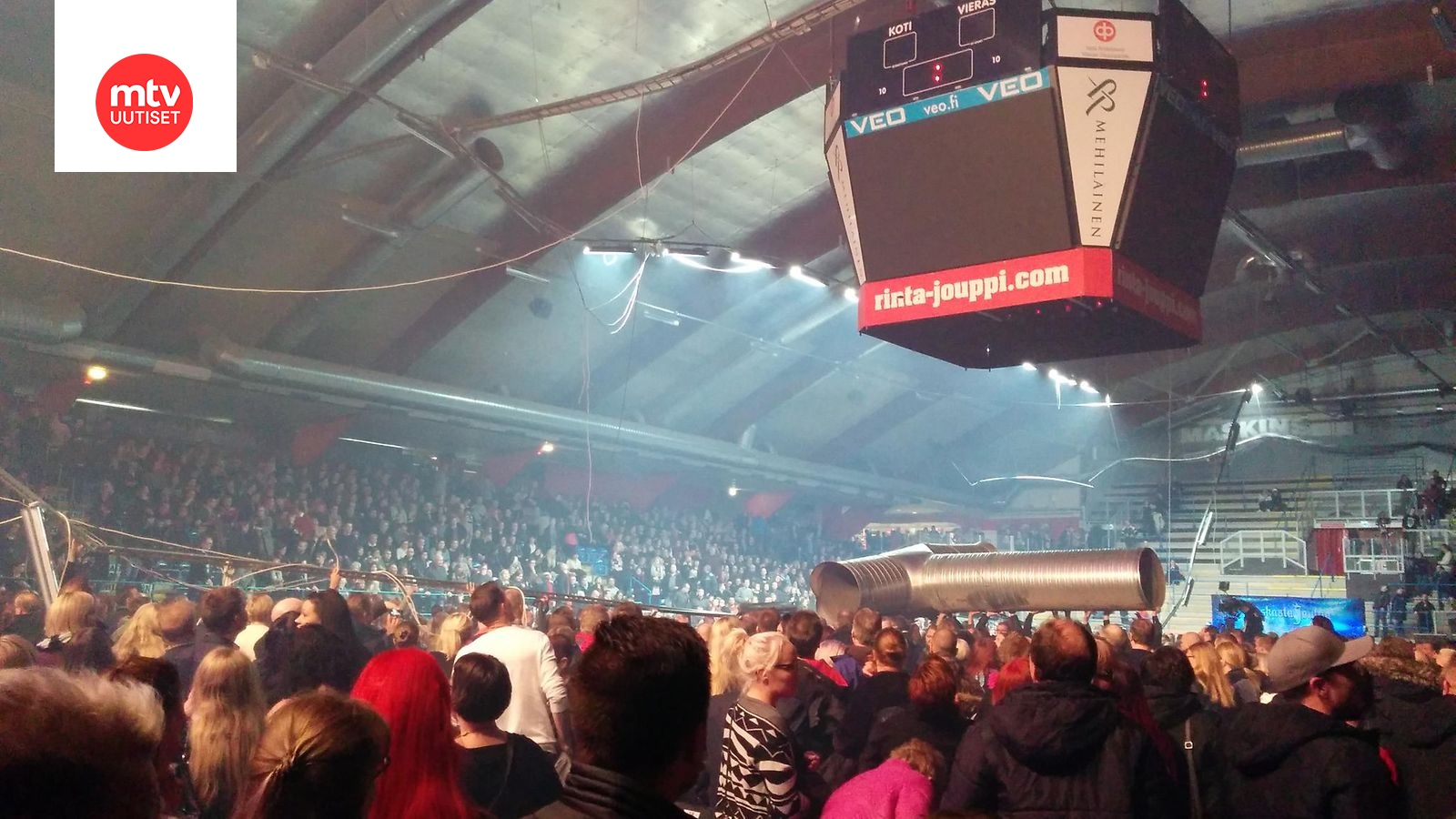 Vakava onnettomuus Vaasassa järjestetyssä konsertissa: Ilmastointiputki  putosi yleisön päälle, useita ihmisiä on loukkaantunut 