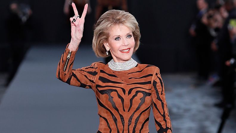 Jane Fonda 1.10.2017 vaaka Pariisin muotiviikoilla