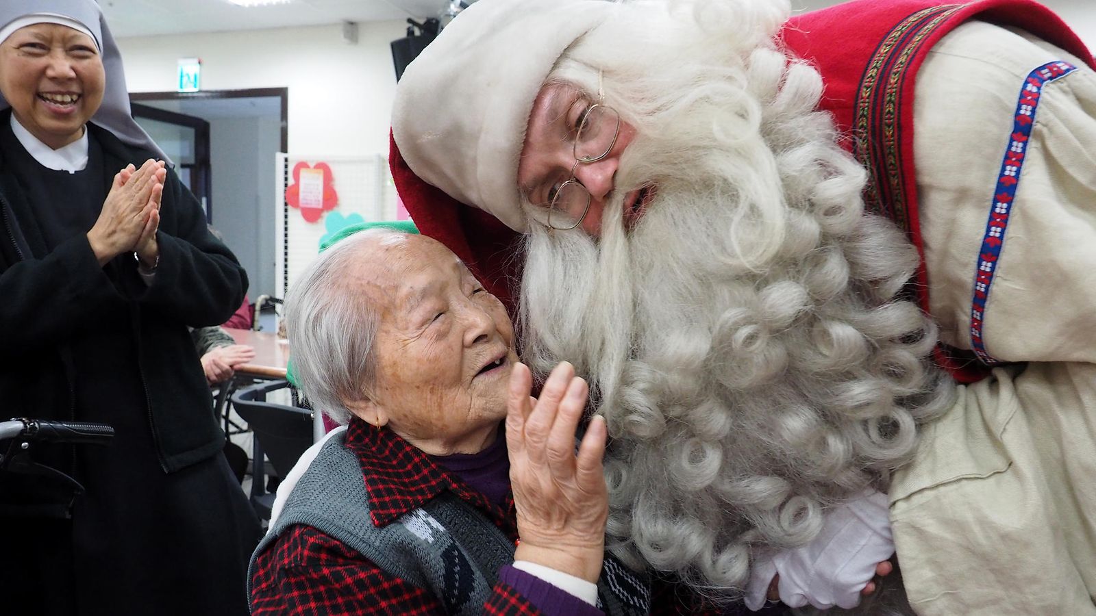 Kuvat: Joulupukki, Suomesta! Joulupukilla paljon faneja Aasiassa asti –  suomalainen pukki ilahdutti hoitokodissa Taiwanissa 