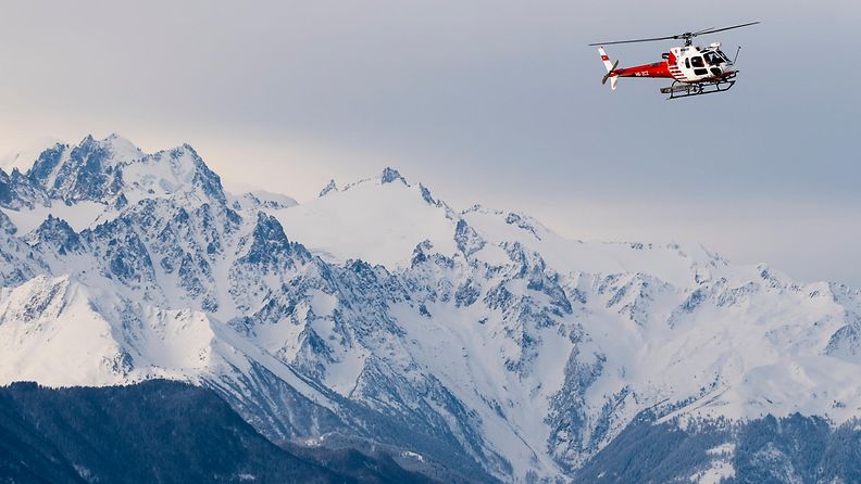 Lumivyöry kuvituskuva helikopteri alpit