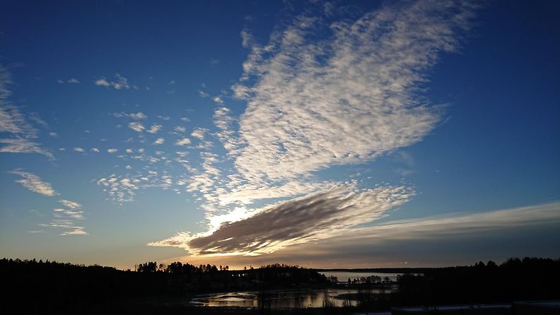 Joulupäivän aamu Espoon Laurinlahdesta. Hieno pilvimuodostelma ja auringonvalo, joka peilaa juuri jäätyvästä merenpinnasta. Kuva: Jari Oinonen.