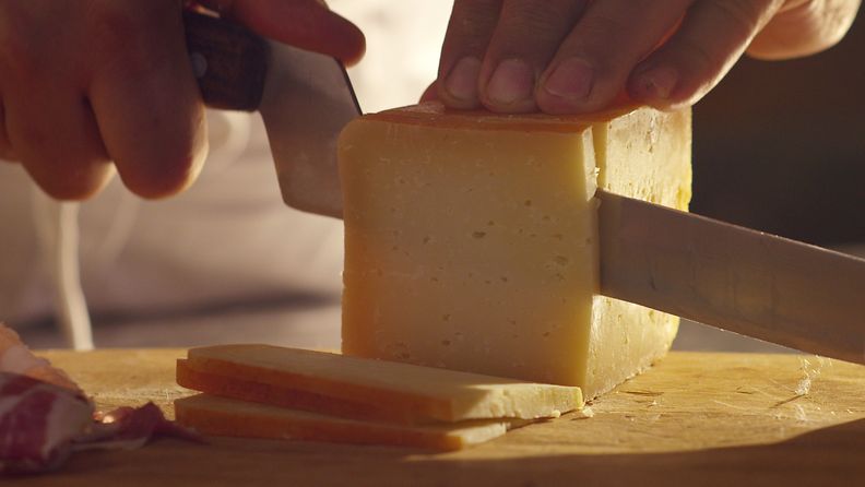 juuston leikkaaminen