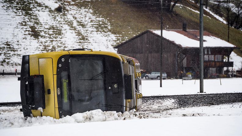 Myrsky suisti junan raiteilta Sveitsissä