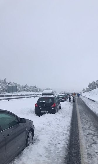 Lumikaaos moottoritiellä Madridin lähellä