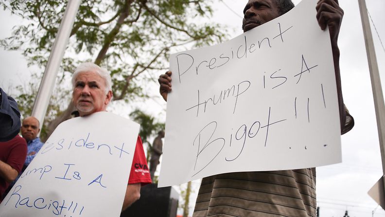 AOP Donald Trump Persläpimaat ,ielenosoittajia Miamissa