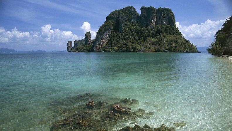 thaimaa phi phi krabi turisti matkailu