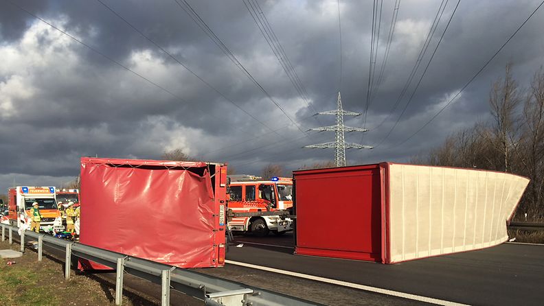 Myrskytuulet kaatoivat isojakin autoja lähellä Bonnia Saksassa. 