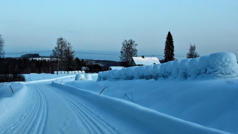 Luminen ajotie Nurmeksessa tammikuussa 2018. 