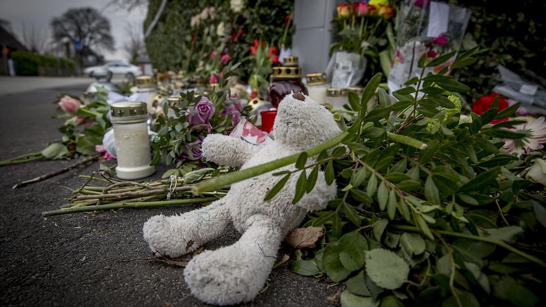 Kukkia ja kynttilöitä Bjärredissä, jossa vanhemmat olivat päättäneet yhdessä tappaa kaksi tytärtään ja itsensä. 