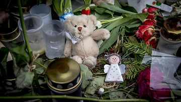 Kukkia ja kynttilöitä Bjärredissä, jossa vanhemmat olivat päättäneet yhdessä tappaa kaksi tytärtään ja itsensä. 