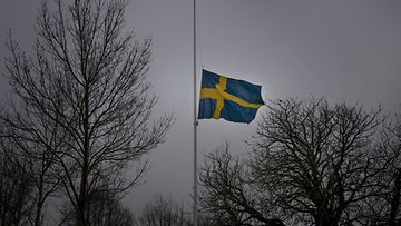 Lippu puolitangossa Bjärredin perhesurman takia. 