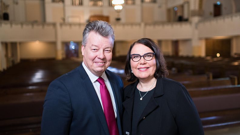 Merja Ylä-Anttila ja Jussi Kärki valmistautuvat illan kirkkotenttiin. 