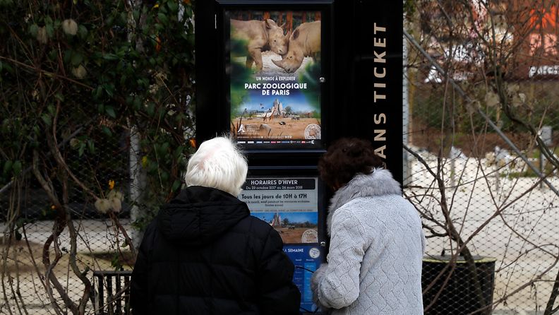 Kaksi naista tutkivat Vincennesin eläintarhan ilmoitustaulua Pariisissa suljettujen ovien takia. Eläintarha oli evakuoitu siellä karanneiden apinoiden takia.