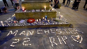 AOP Manchesterin terrori-isku kynttilöitä
