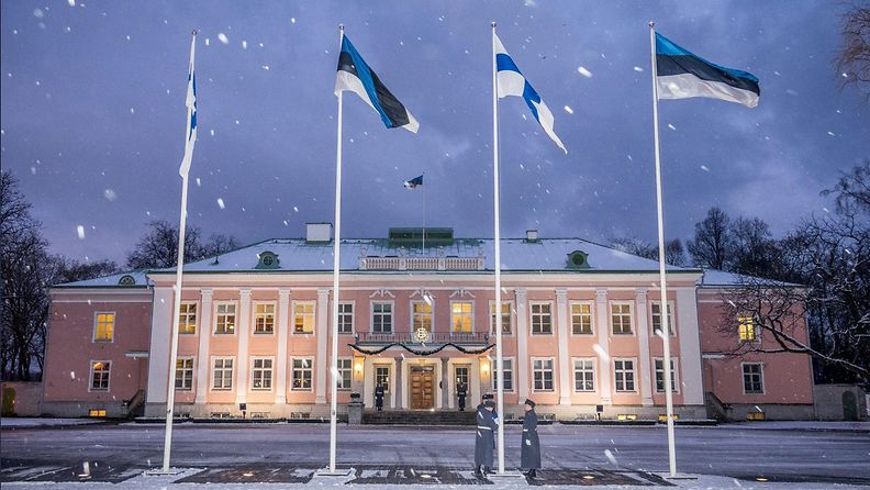 Viron presidentinlinna Viro Suomi liput itsenäisyyspäivä 2017 Lehtikuva