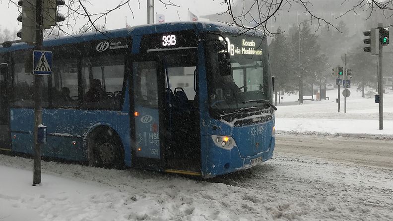Bussi hyytyi lumiselle kadulle Helsingissä