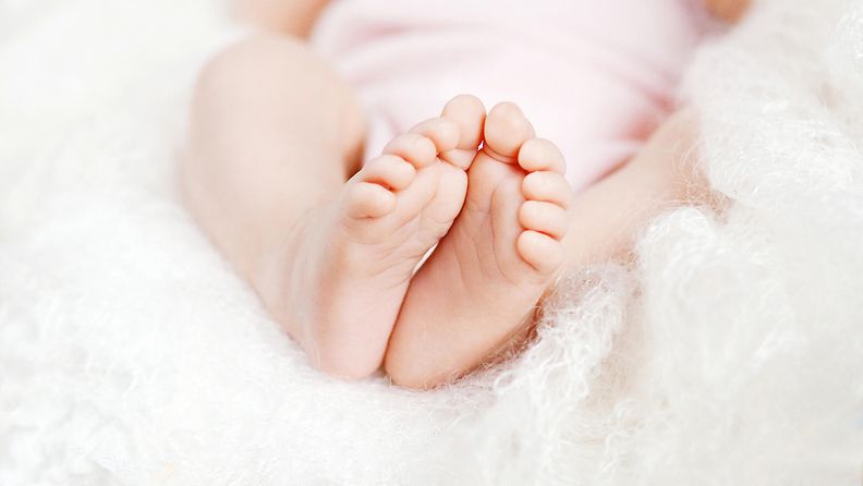 vauvan jalat vastasyntynyt vauva