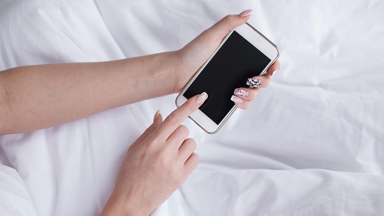 puhelin iphone älypuhelin kännykkä sängyssä
