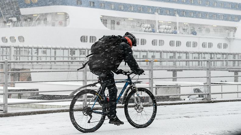 1.03754359 AOP talvipyöräily polkupyörä polkupyöräilijä lumi talvi