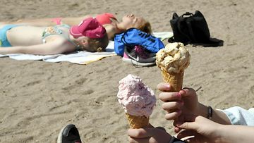 kesäloma jäätelötötterö hiekkaranta