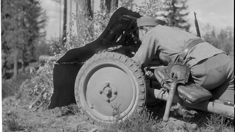 Eestiläisen vapaaehtoisen tykkikomppanian taisteluharjoituksesta 6. kesäkuuta 1944. Raskasta panssaritorjuntatykkiä viedään asemaan.