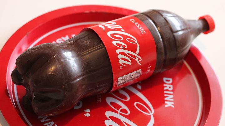 Syötävä Coca-Cola-pullo! Hittikakku saa vieraat hieraisemaan silmiään -  Leivontanurkka 
