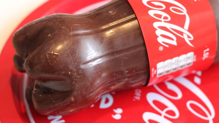 Syötävä Coca-Cola-pullo! Hittikakku saa vieraat hieraisemaan silmiään -  Leivontanurkka 
